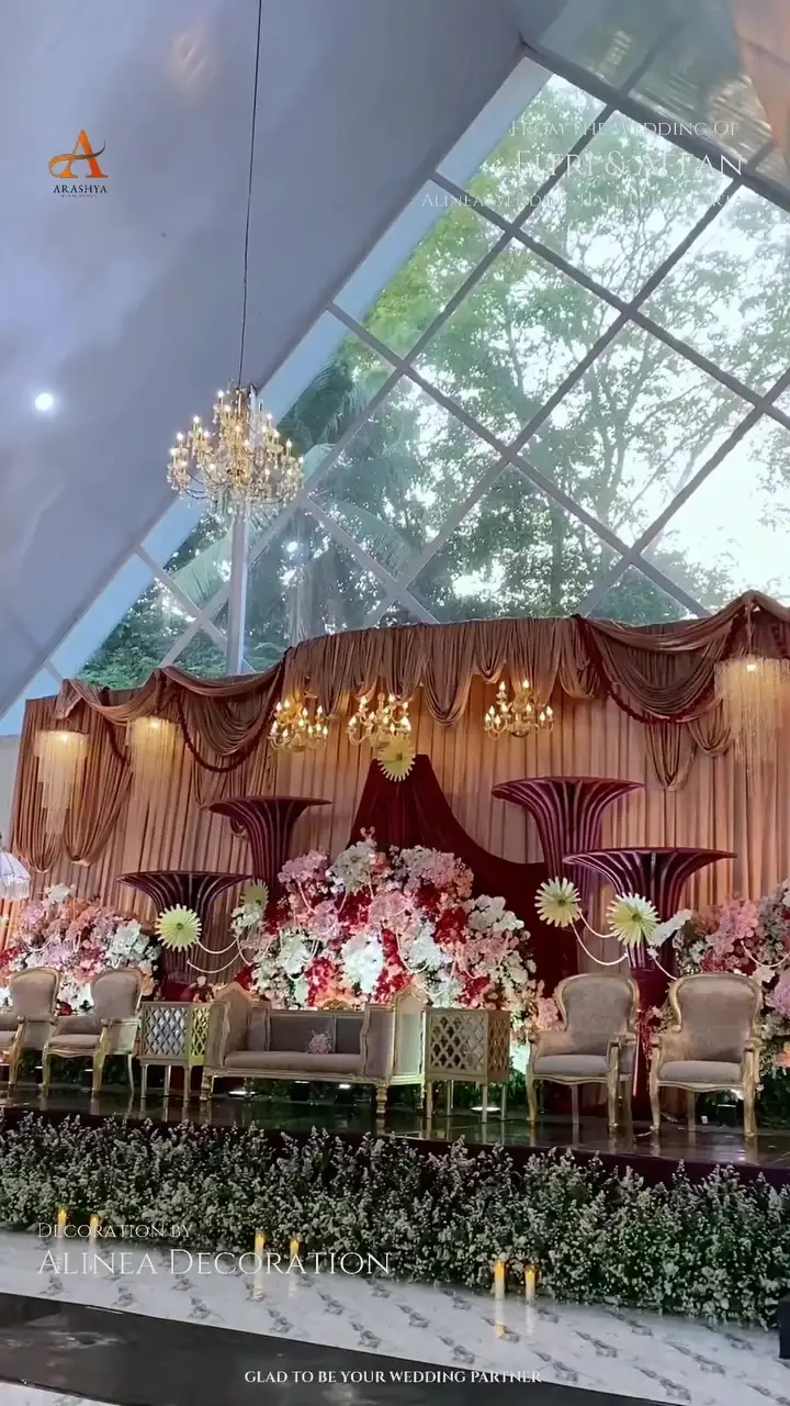 Pelaminan bernuansa merah muda di dalam Alinea Wedding Hall, Purwakarta