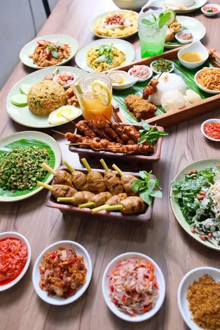 Aneka hidangan Nusantara di atas meja: sate, nasi goreng, dan sambal (foto ilustrasi).