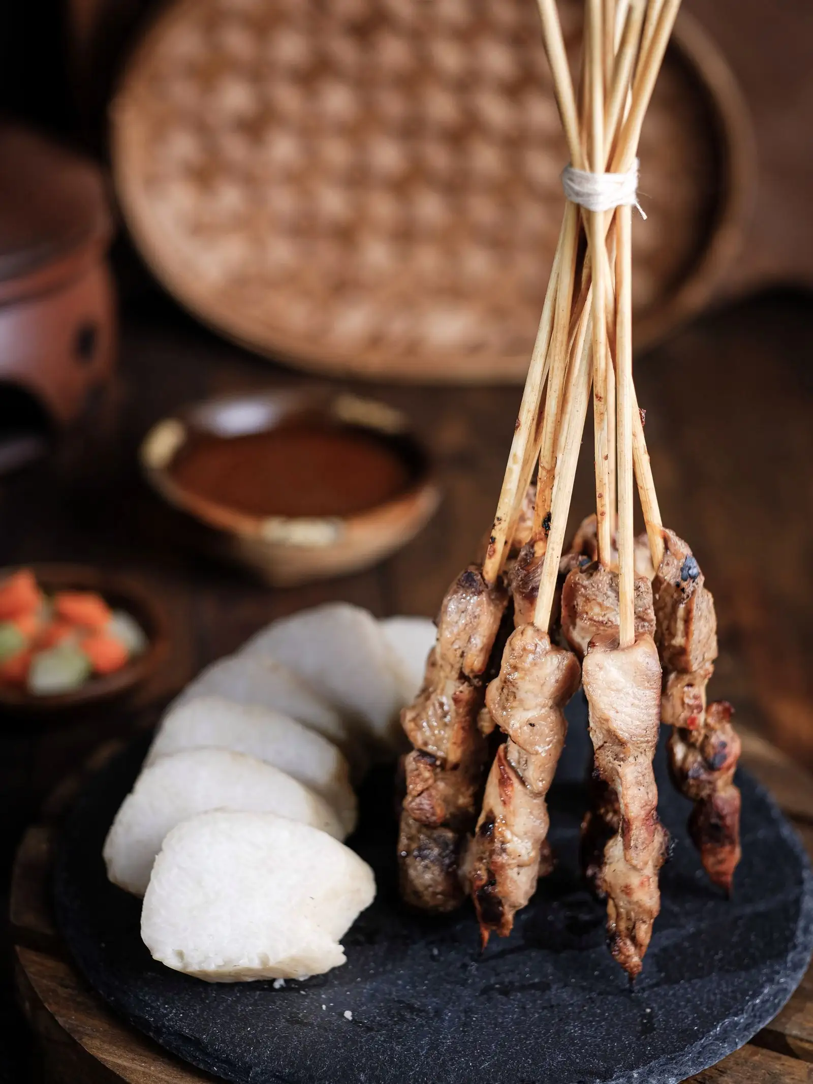 Sate ayam dengan lontong dan sambal kacang (foto ilustrasi).